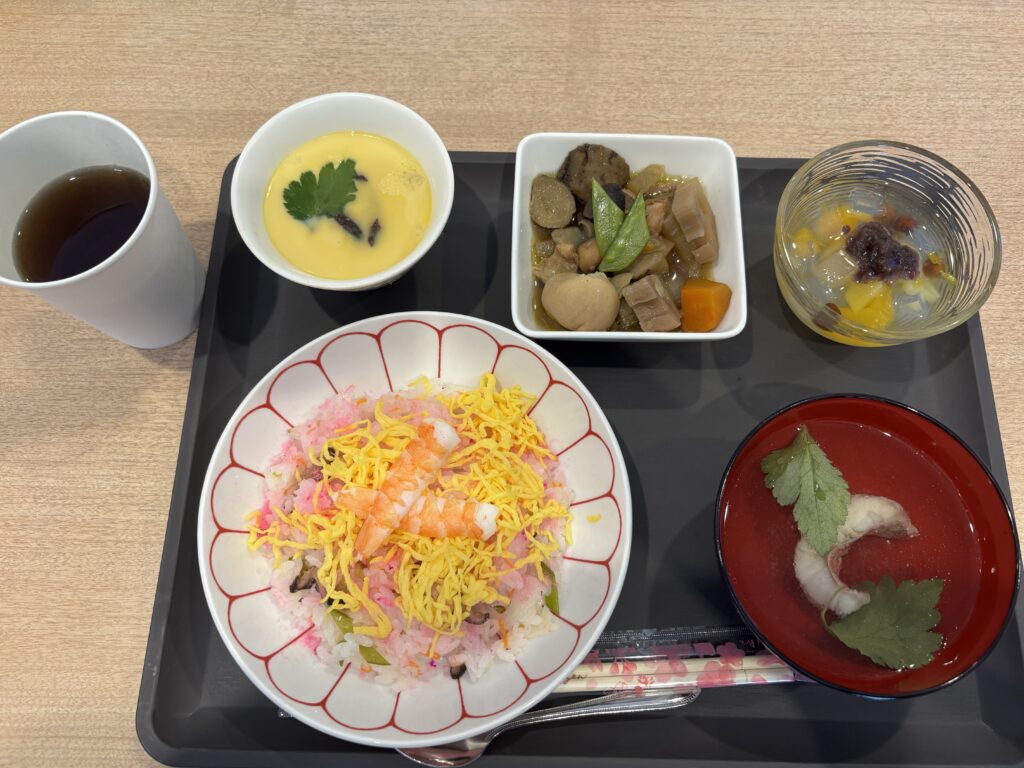 グループホームのお食事会で出された、ちらし寿司・筑前煮・お吸い物・茶碗蒸し・あんみつの食事写真。